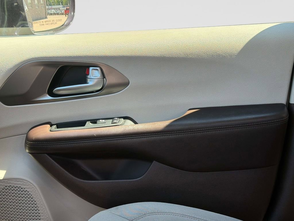 Used 2018 Chrysler Pacifica Touring Plus FWD image 21