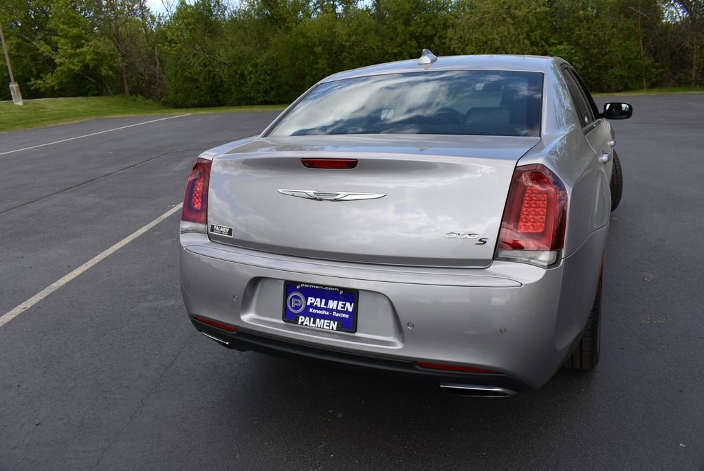 Used 2018 Chrysler 300 S w/ 300S Premium Group RWD image 6