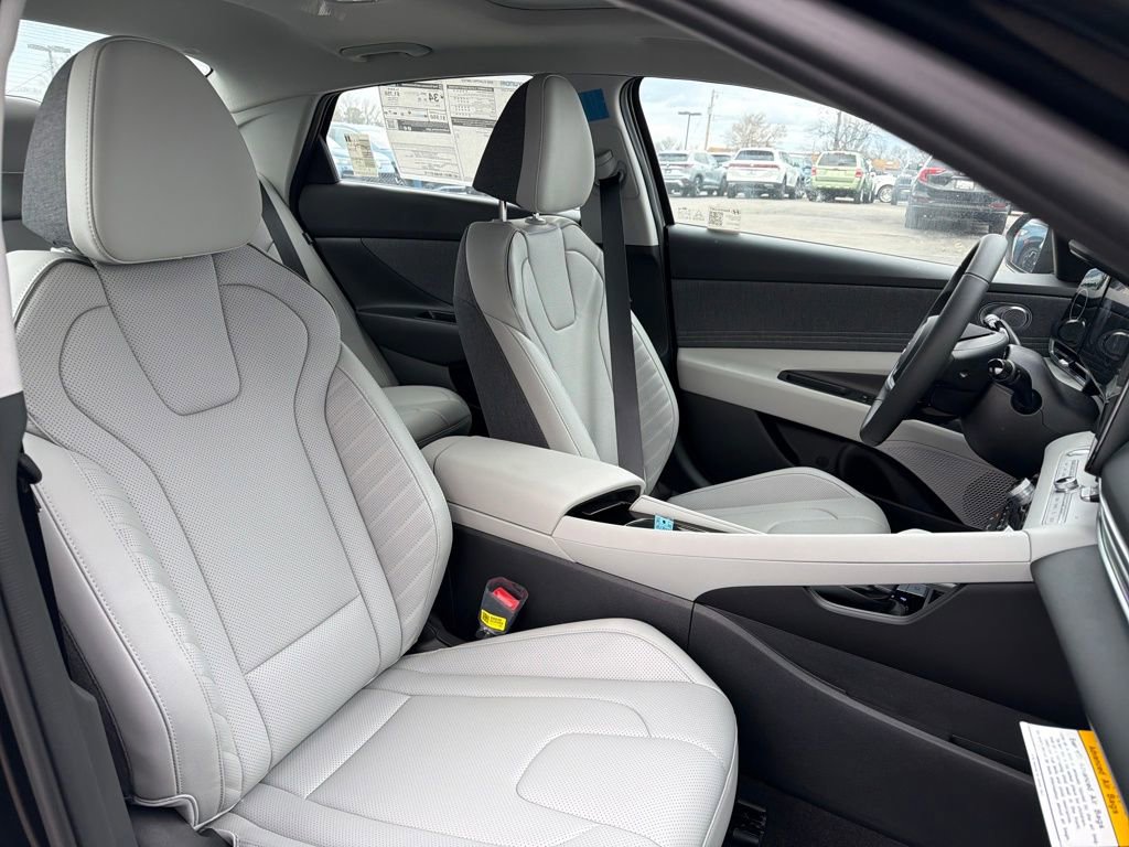 New 2025 Hyundai Elantra Limited image 34