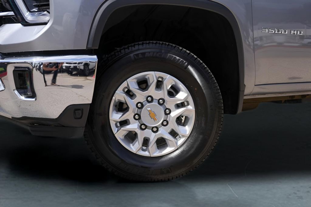 Used 2025 Chevrolet Silverado 3500 LTZ AWD/4WD image 4