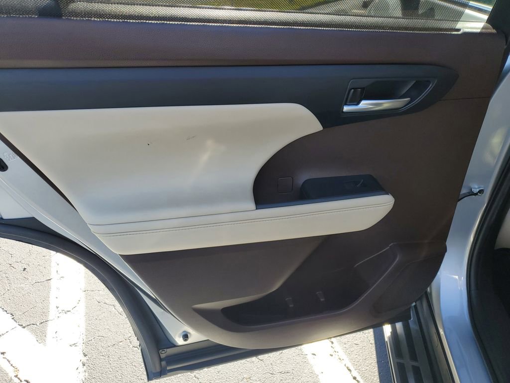 Used 2022 Toyota Highlander XLE image 17
