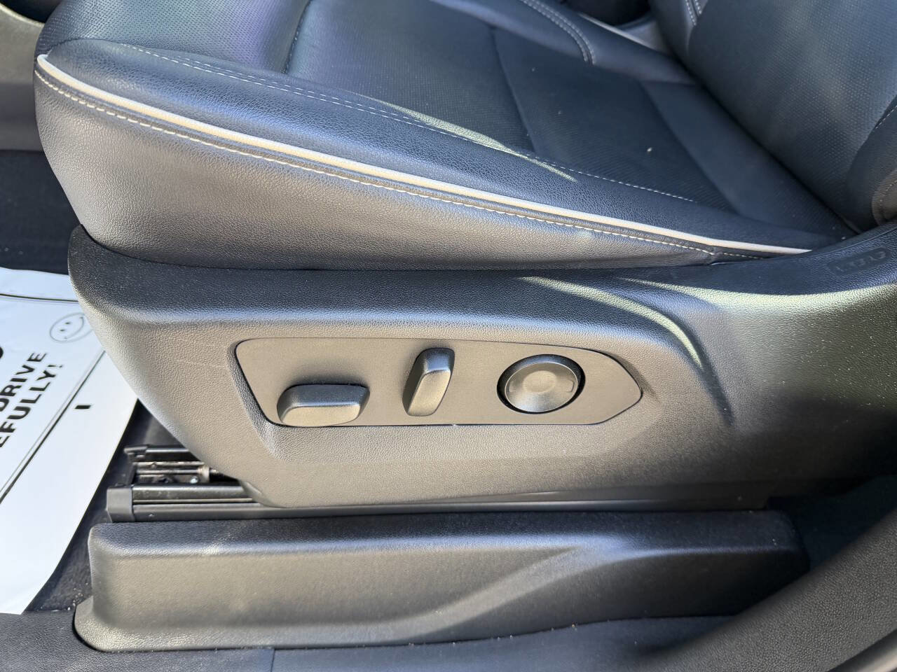 Used 2023 GMC Yukon SLT w/ SLT Luxury Package image 15