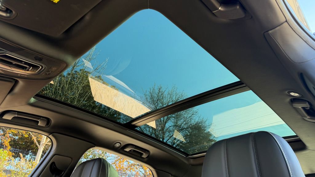 Used 2018 Bentley Bentayga image 24