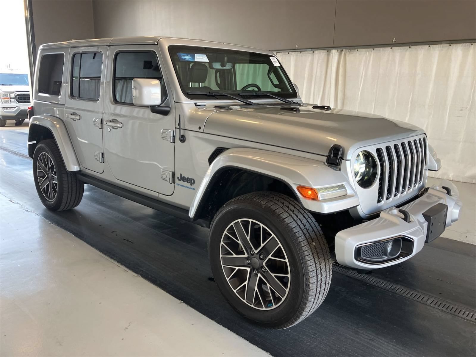 Used 2023 Jeep Wrangler Unlimited Sahara AWD/4WD image 2