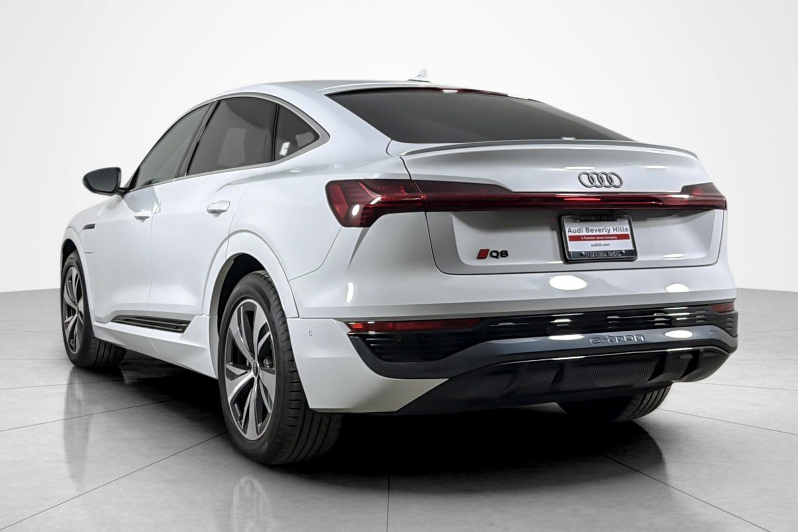 Used 2024 Audi Q8 e-tron Premium Plus AWD/4WD image 3