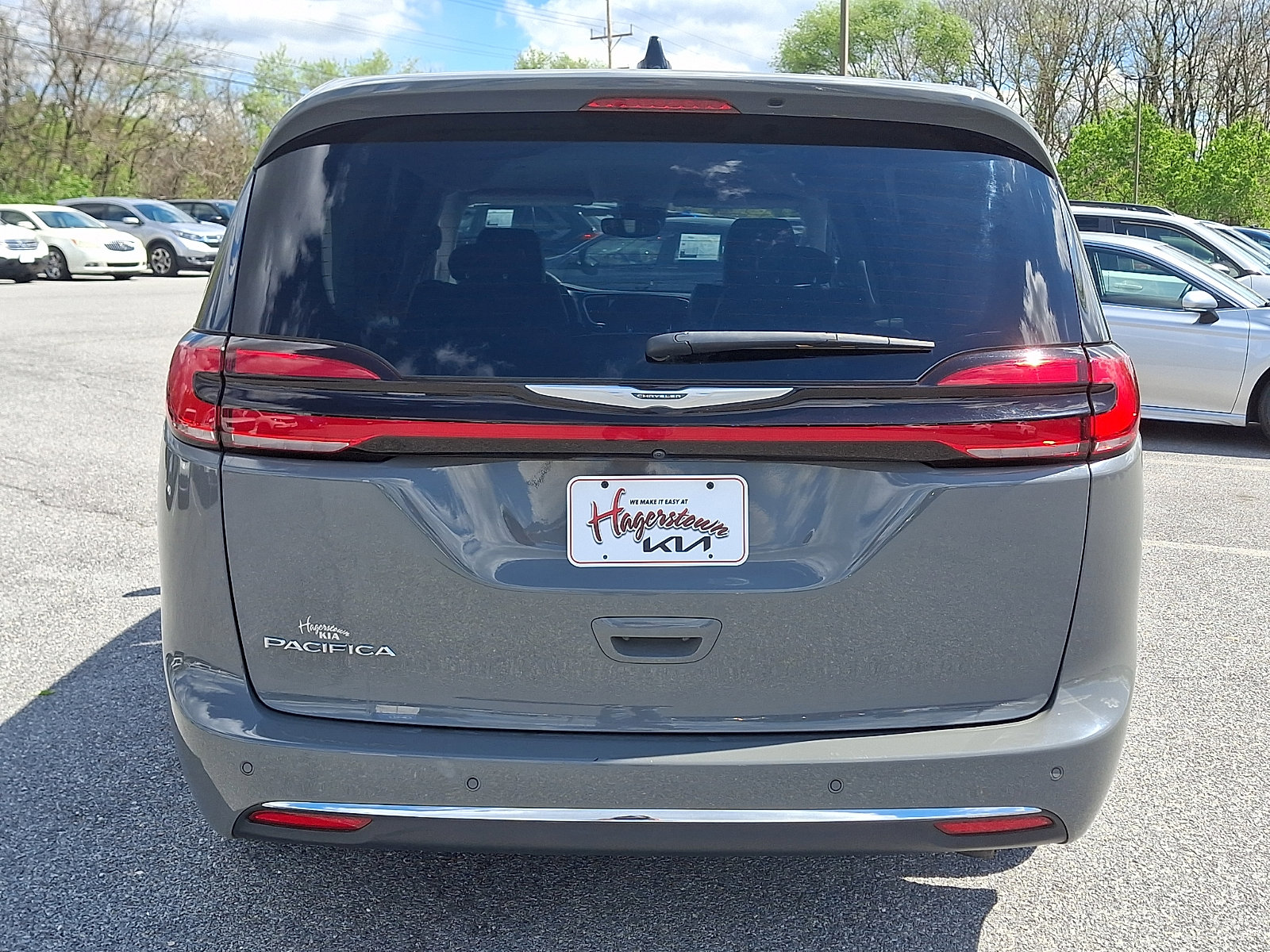 Used 2023 Chrysler Pacifica Touring-L FWD image 5