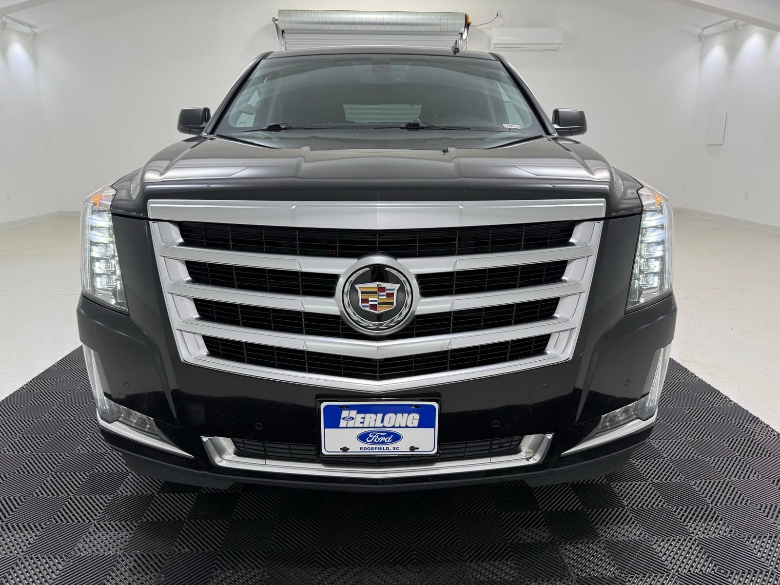 Used 2015 Cadillac Escalade 4WD image 2