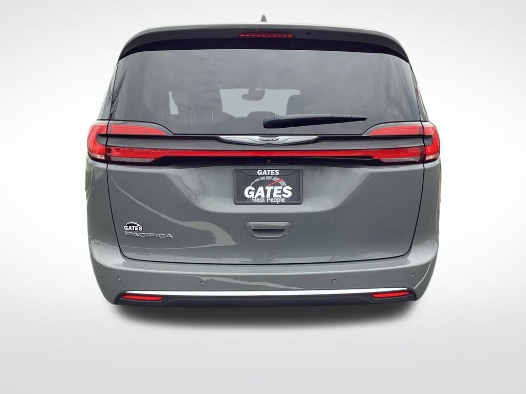 Used 2023 Chrysler Pacifica Touring-L image 8