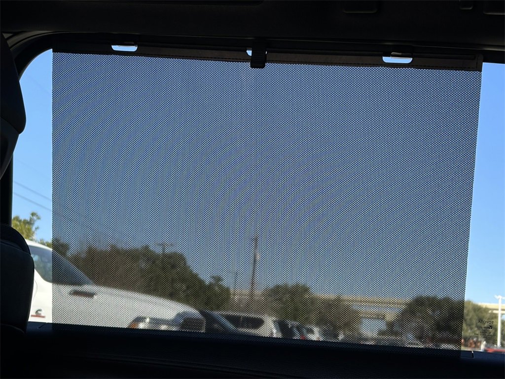 Used 2025 Toyota Sienna Platinum image 30