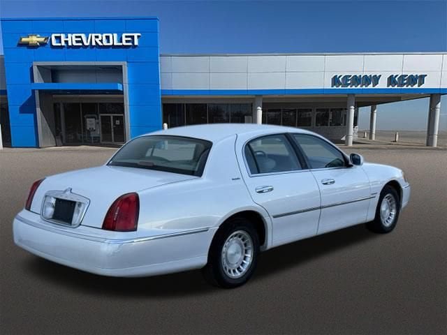 Used 2002 Lincoln Town Car Executive RWD image 3