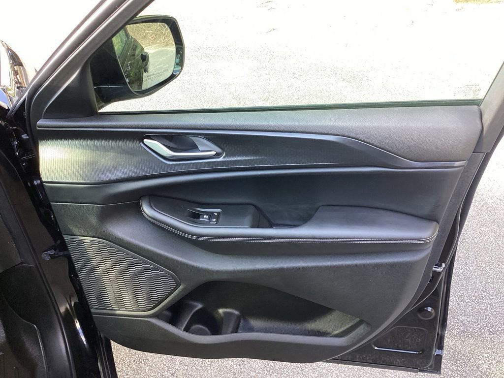 Used 2025 Jeep Grand Cherokee L Altitude image 28