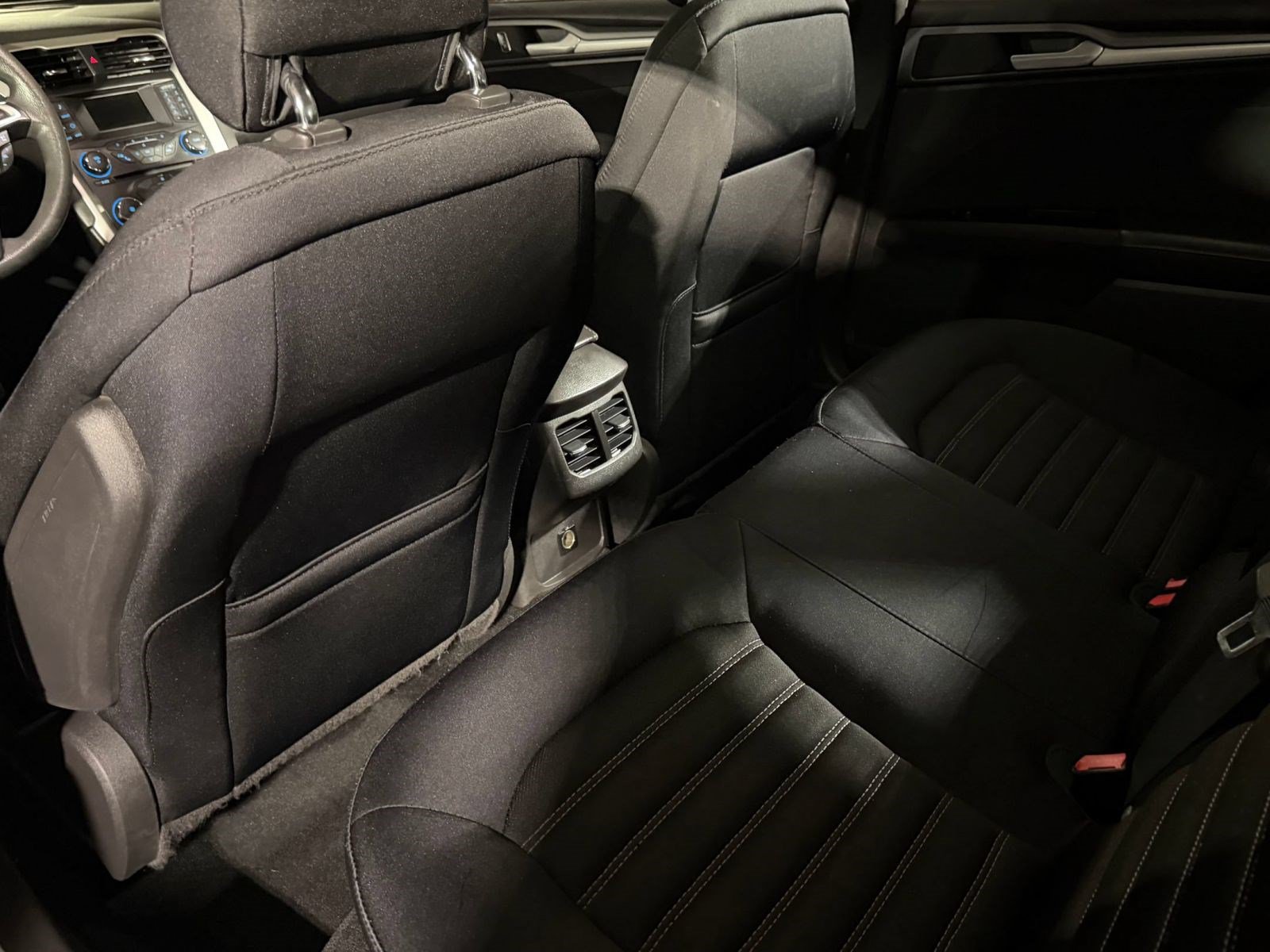 Used 2015 Ford Fusion SE FWD image 25