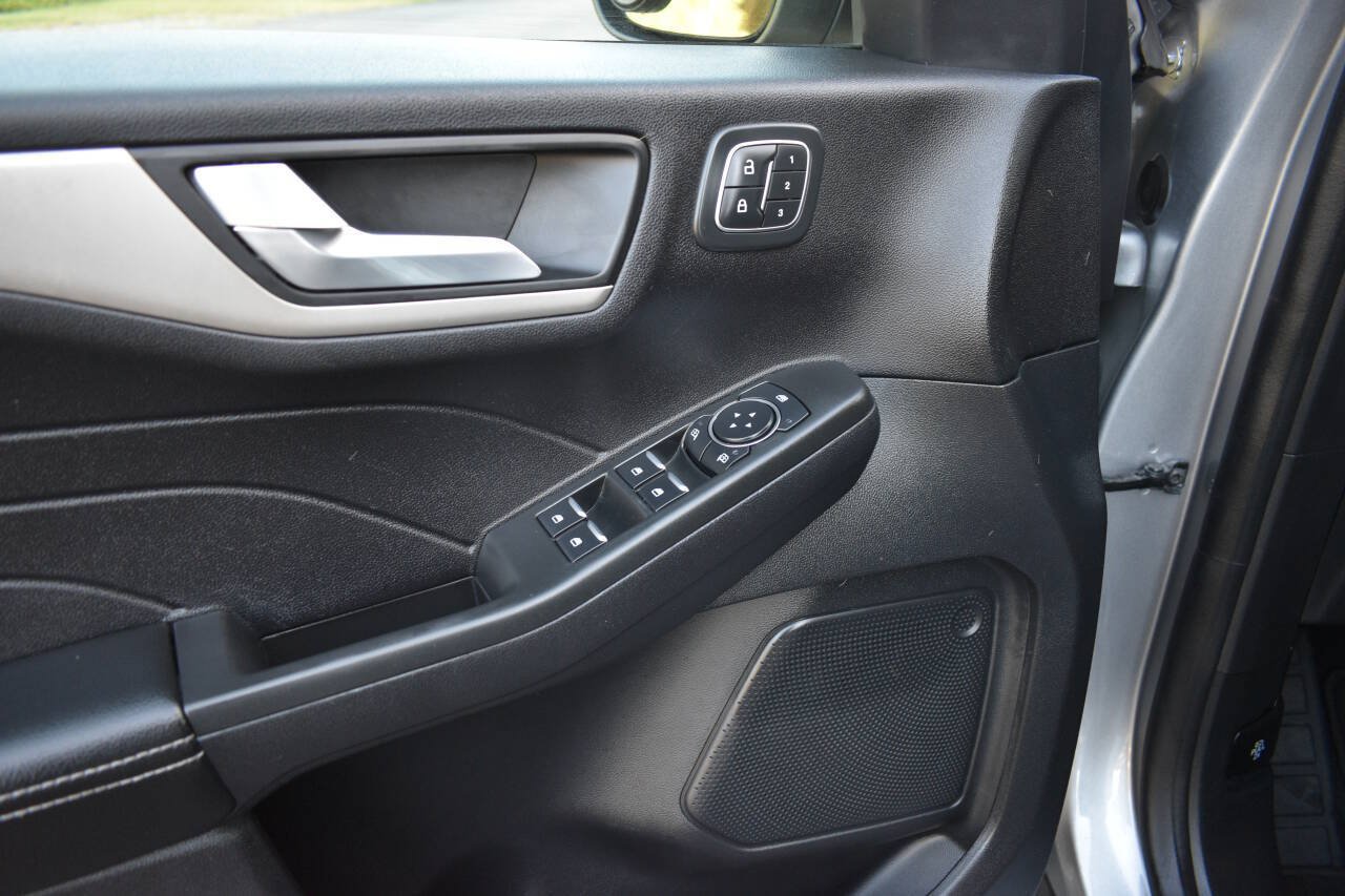 Used 2021 Ford Escape SEL w/ Technology Package FWD image 17