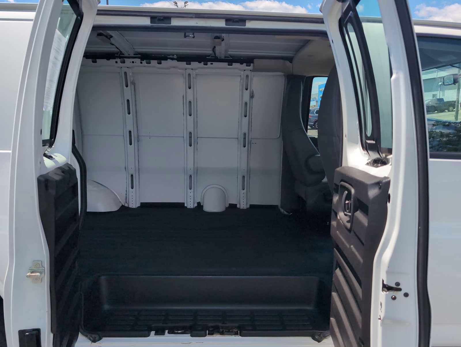 Used 2020 Chevrolet Express 3500 w/ Driver Convenience Package RWD image 22