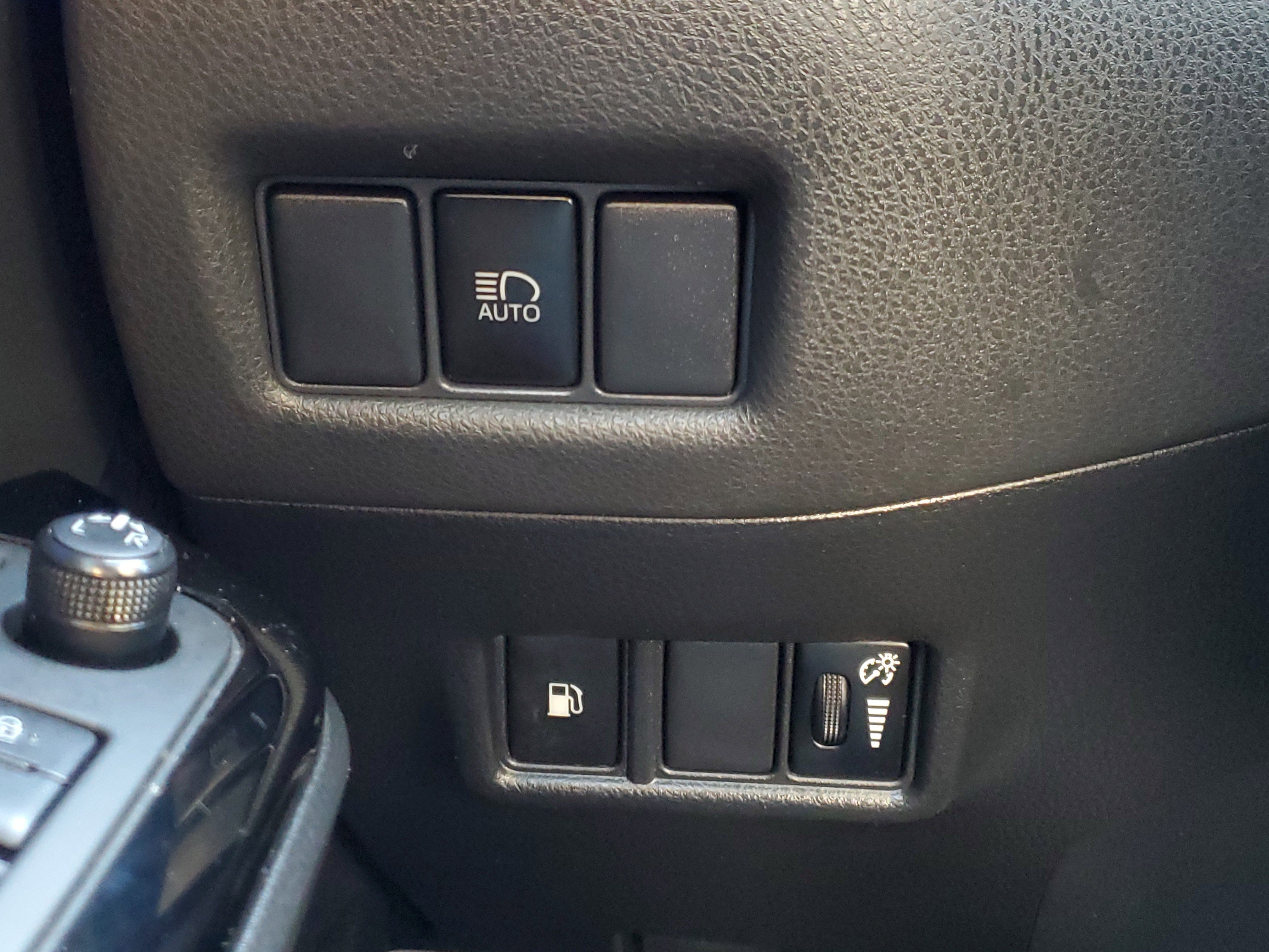 Used 2020 Toyota C-HR XLE image 28