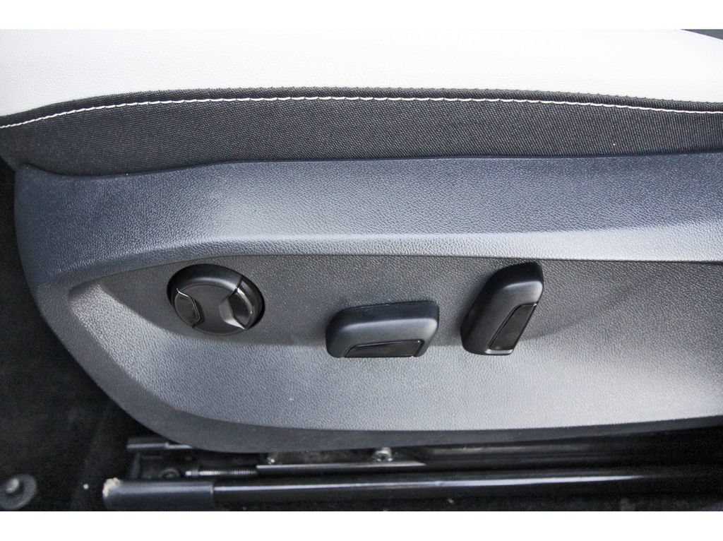 Used 2025 Volkswagen Taos SE FWD image 30