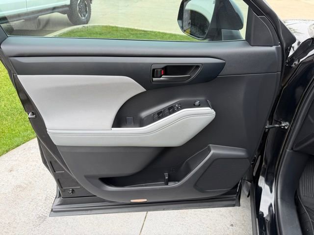 Used 2023 Toyota Highlander LE image 9