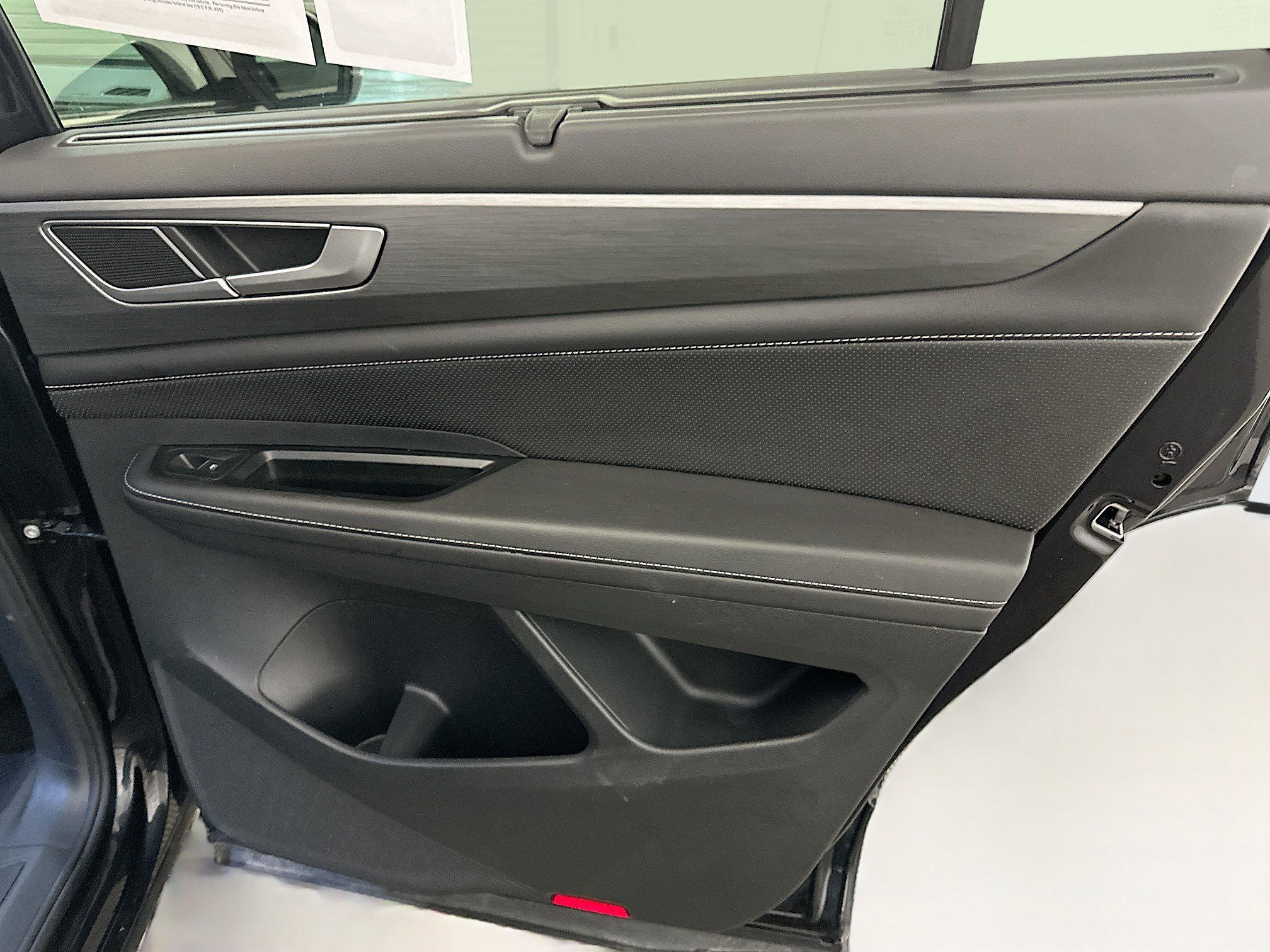 Used 2025 Volkswagen Atlas Cross Sport SE image 32