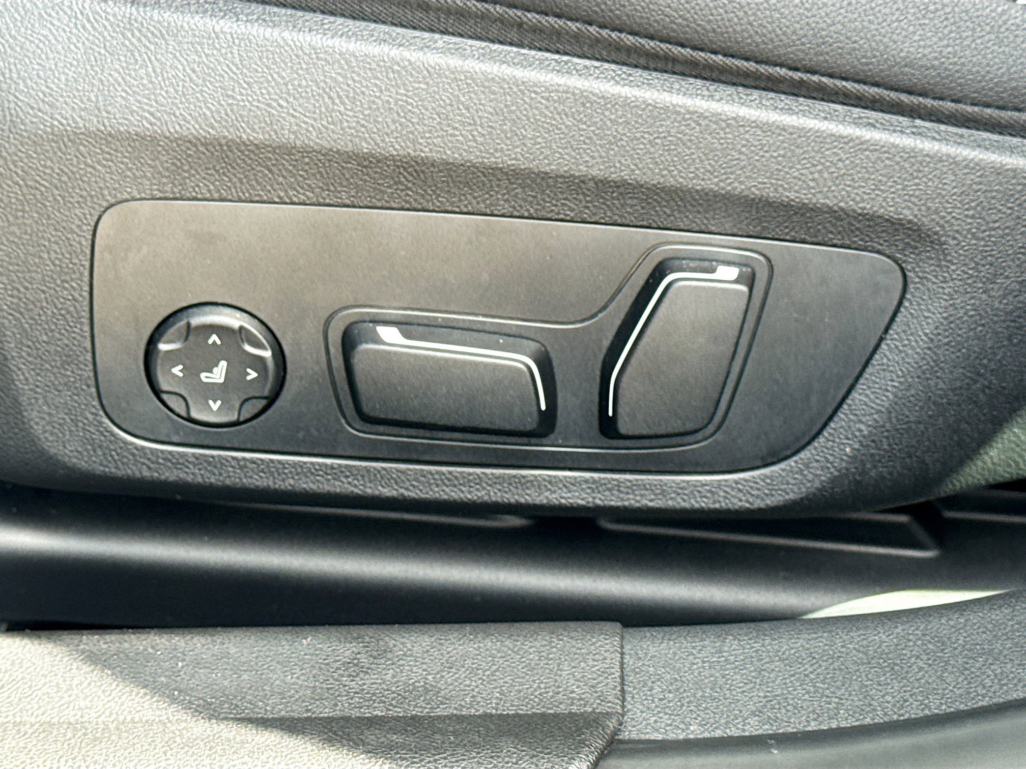 Used 2025 BMW 330i Sedan image 25