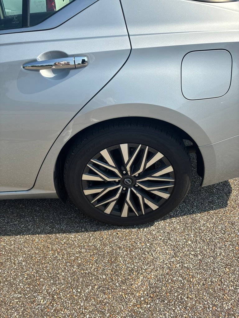 Used 2024 Nissan Altima 2.5 SV FWD image 4