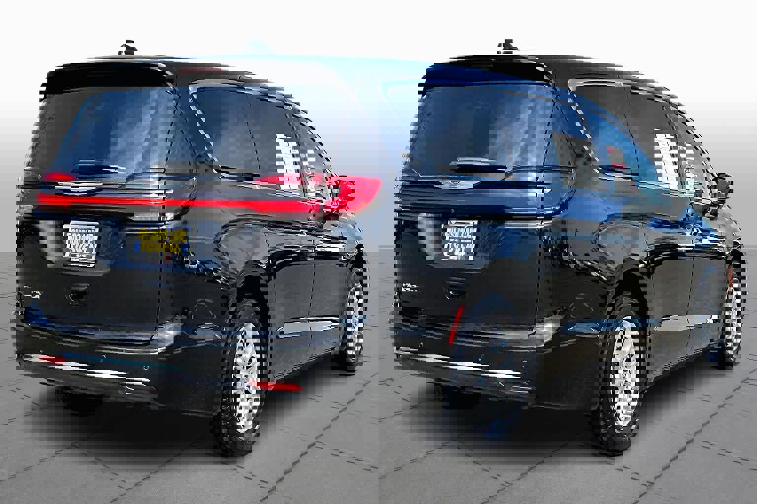 Used 2024 Chrysler Pacifica Touring-L image 12