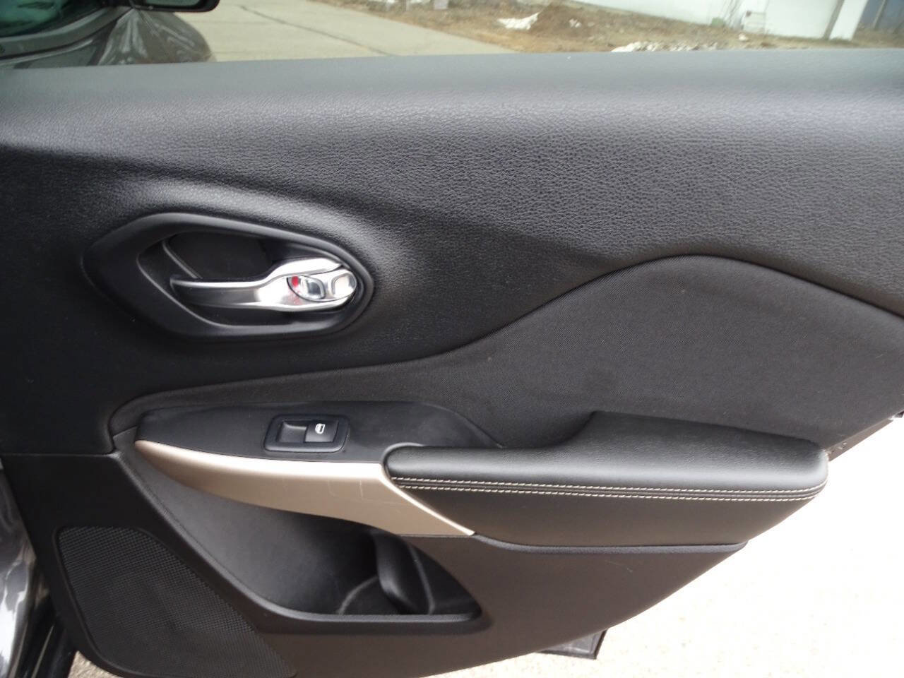 Used 2018 Jeep Cherokee Latitude w/ Quick Order Package 26T image 34