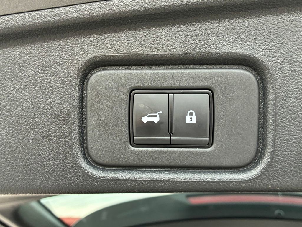 Used 2025 Nissan Pathfinder SV image 13