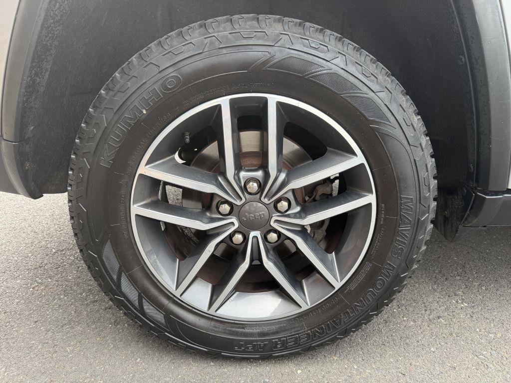 Used 2019 Jeep Grand Cherokee Laredo w/ 18" Wheel & 8.4" Radio Group AWD/4WD image 11
