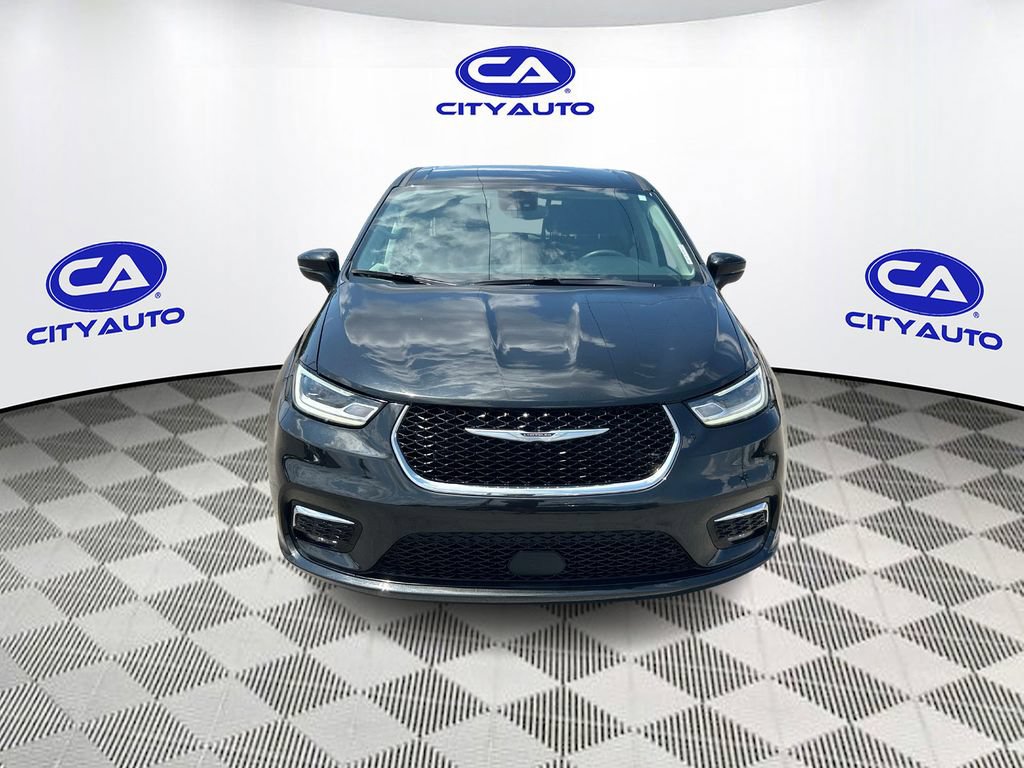 Used 2023 Chrysler Pacifica Touring-L FWD image 11