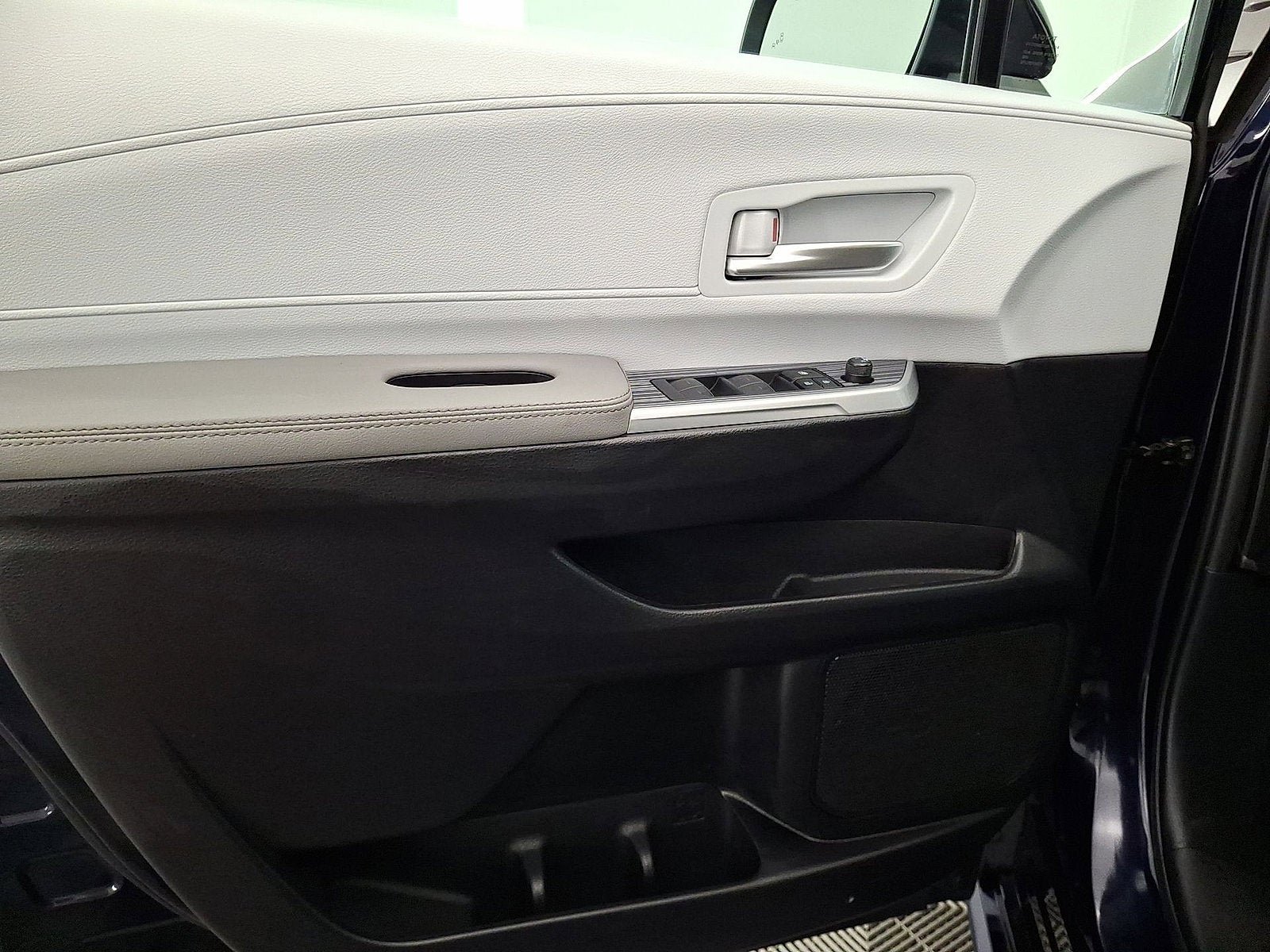 Used 2025 Toyota Sienna XLE AWD/4WD image 10