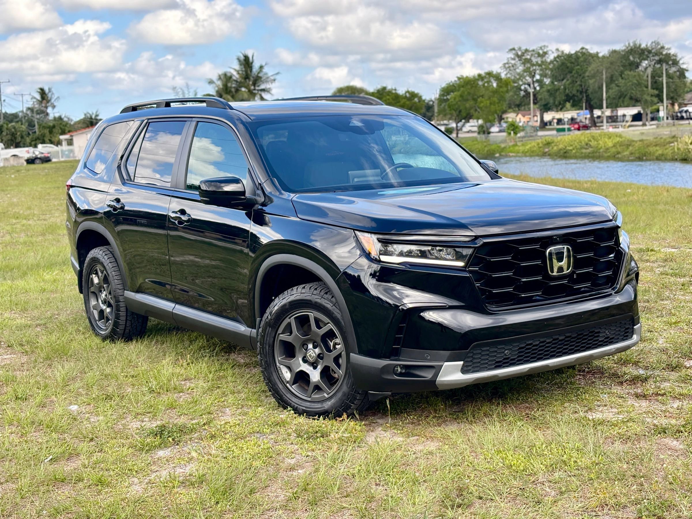 Used 2025 Honda Pilot TrailSport image 3