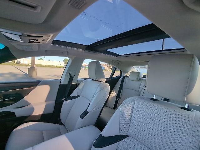 Used 2025 Lexus ES 350 Ultra Luxury FWD image 11