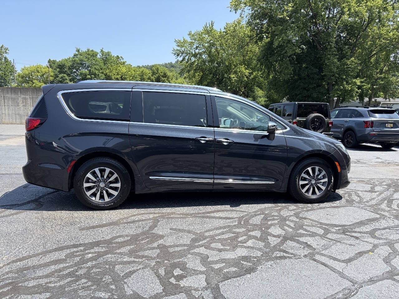 Used 2020 Chrysler Pacifica Limited FWD image 10