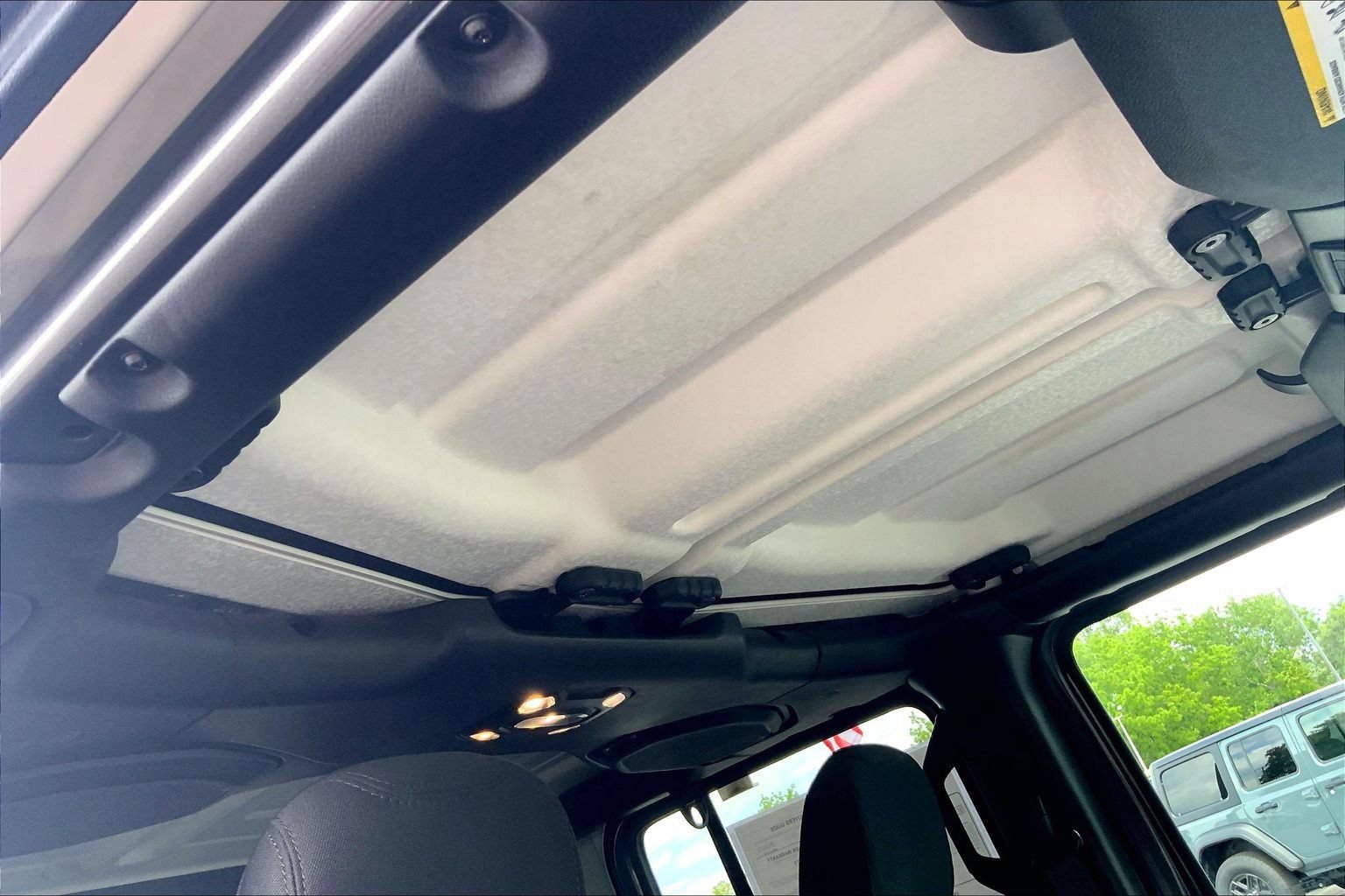 Certified 2023 Jeep Gladiator Sport AWD/4WD image 10