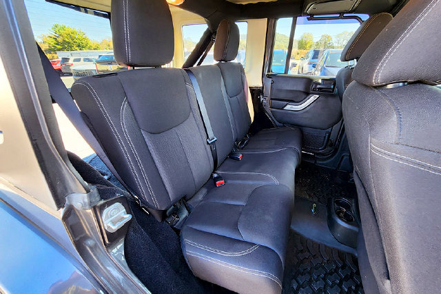 Used 2017 Jeep Wrangler Unlimited Sahara w/ Connectivity Group AWD/4WD image 24