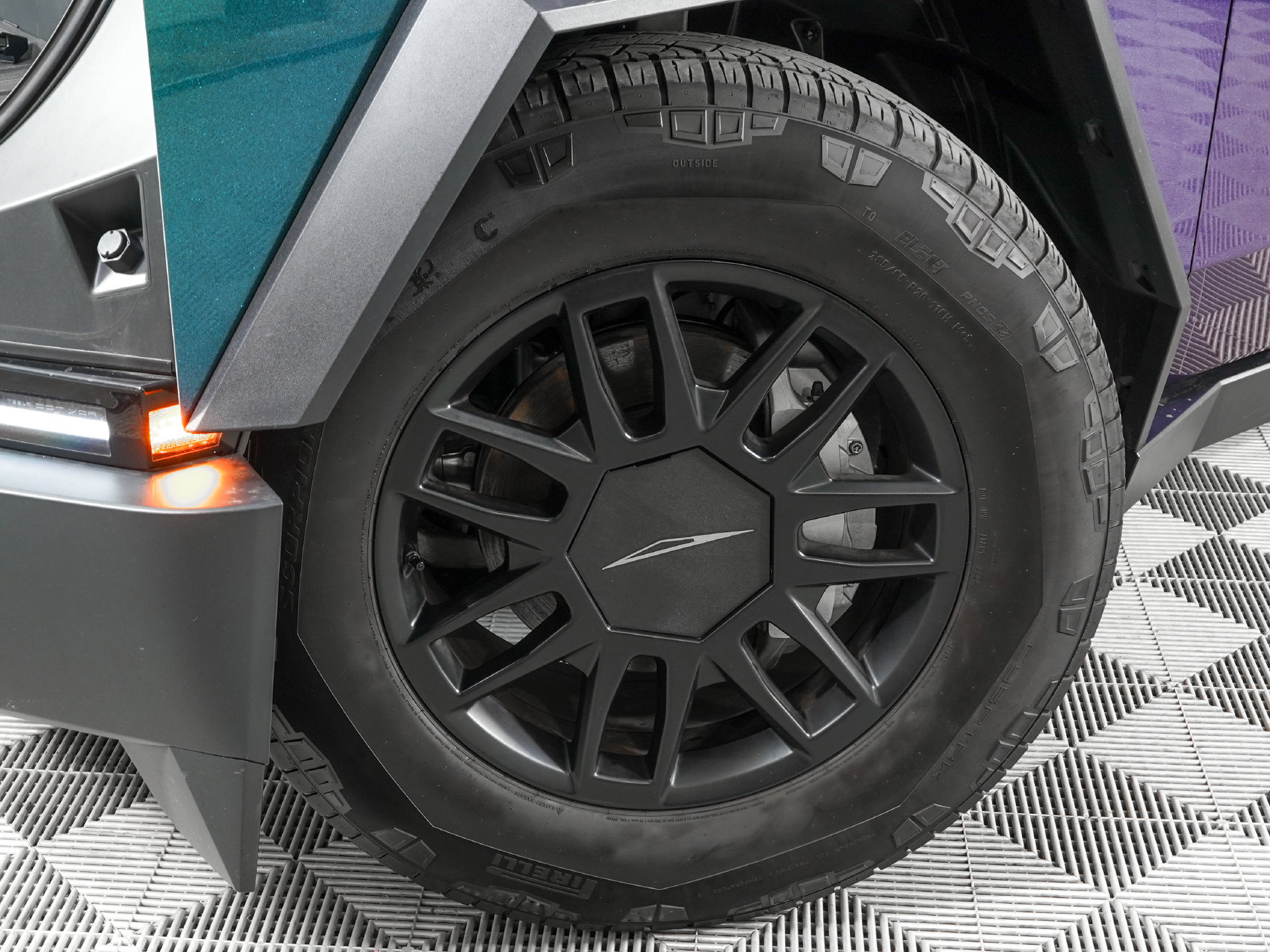 Used 2025 Tesla Cybertruck AWD Crew Cab image 36