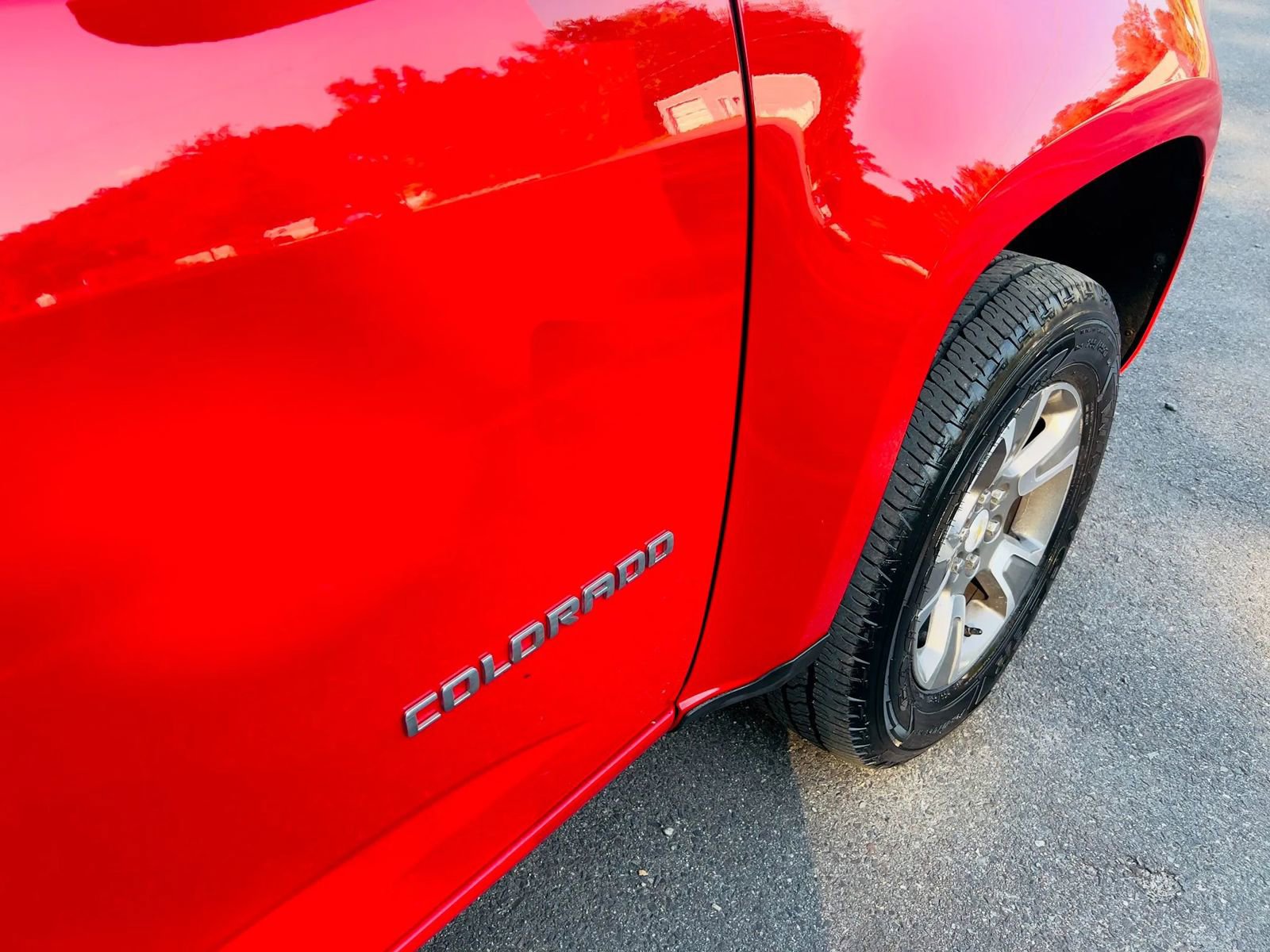 Used 2015 Chevrolet Colorado Z71 w/ LPO, Gearon Divider Package AWD/4WD image 4