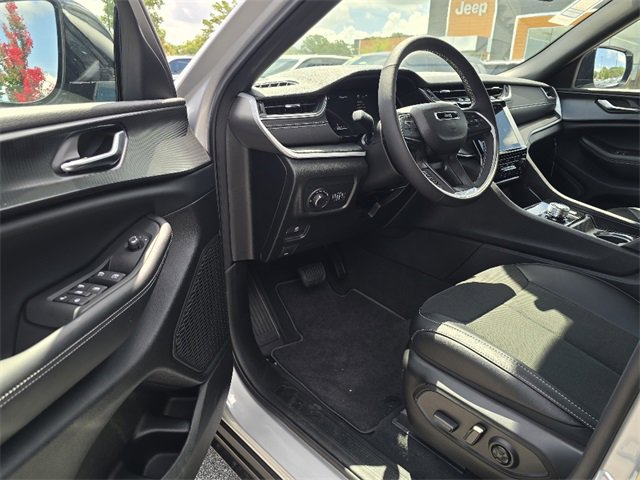 New 2025 Jeep Grand Cherokee L Altitude image 4