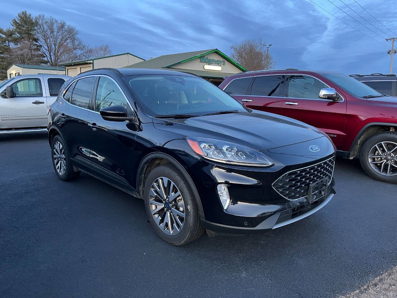 Used 2022 Ford Escape Titanium image 1