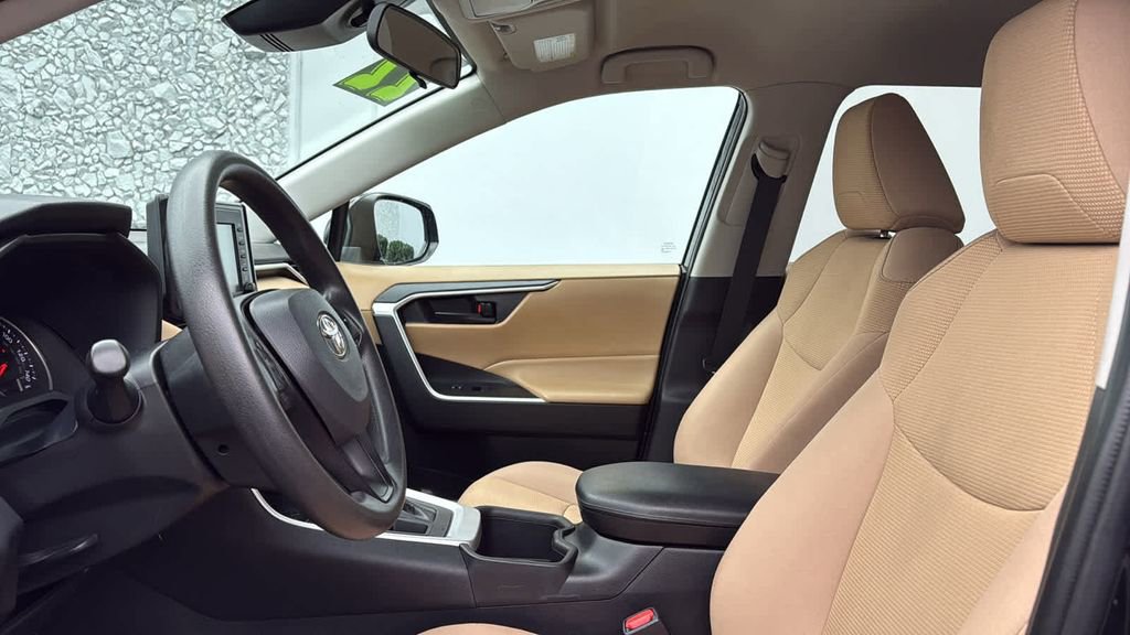 Used 2022 Toyota RAV4 LE image 15