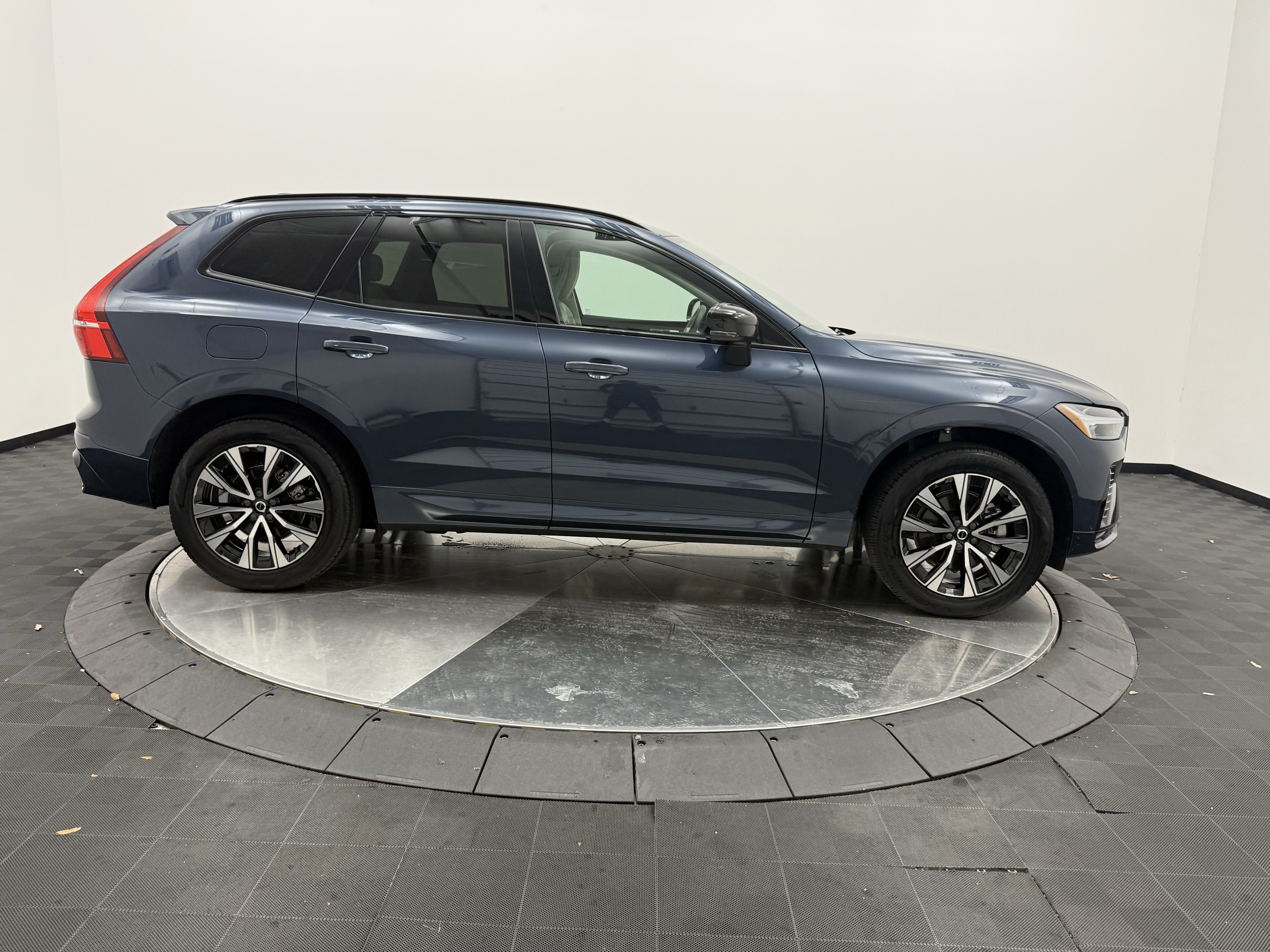 Certified 2024 Volvo XC60 B5 Core w/ Protection Package Premier AWD/4WD image 8