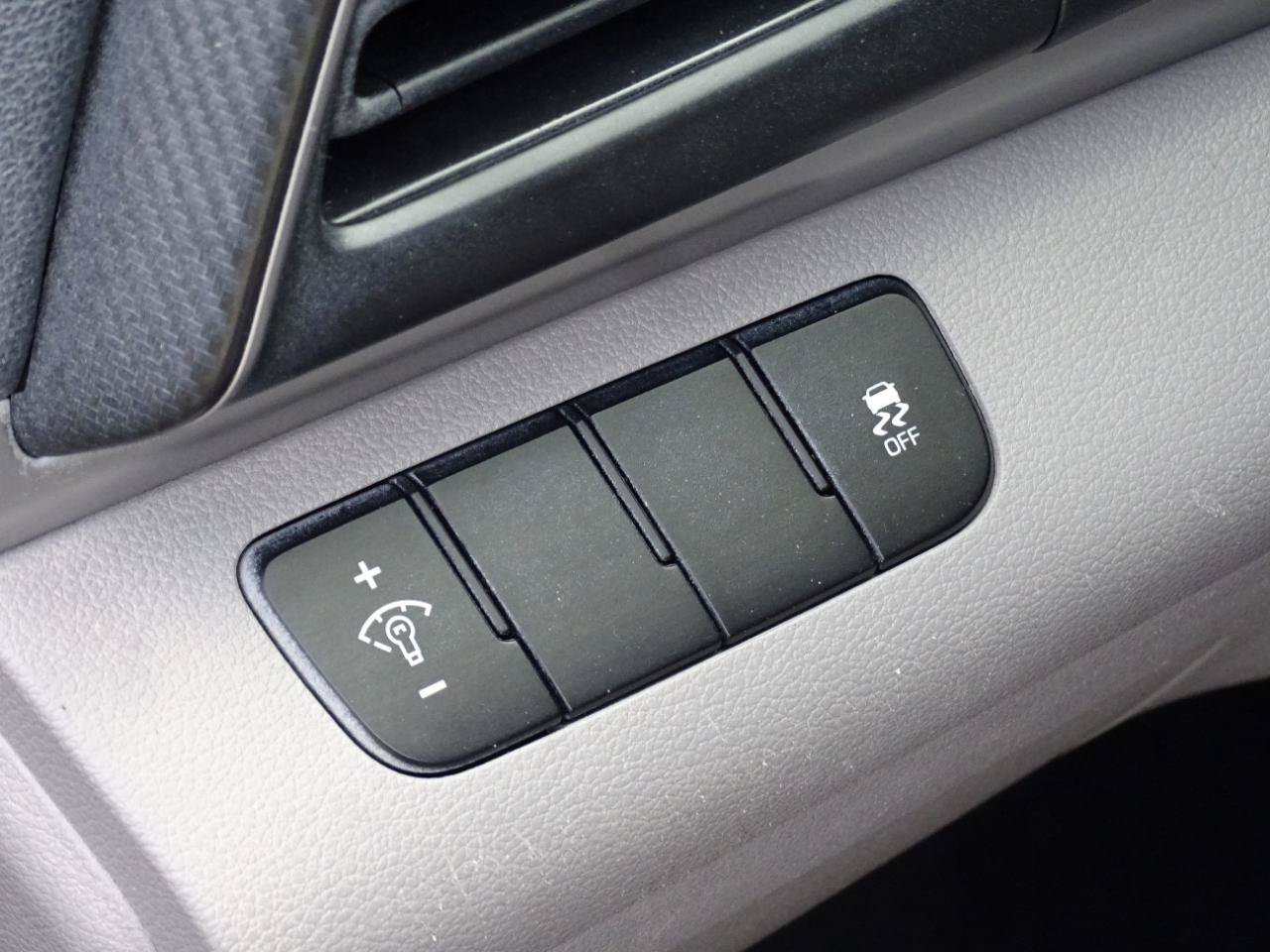 Used 2019 Hyundai Elantra SE FWD image 18