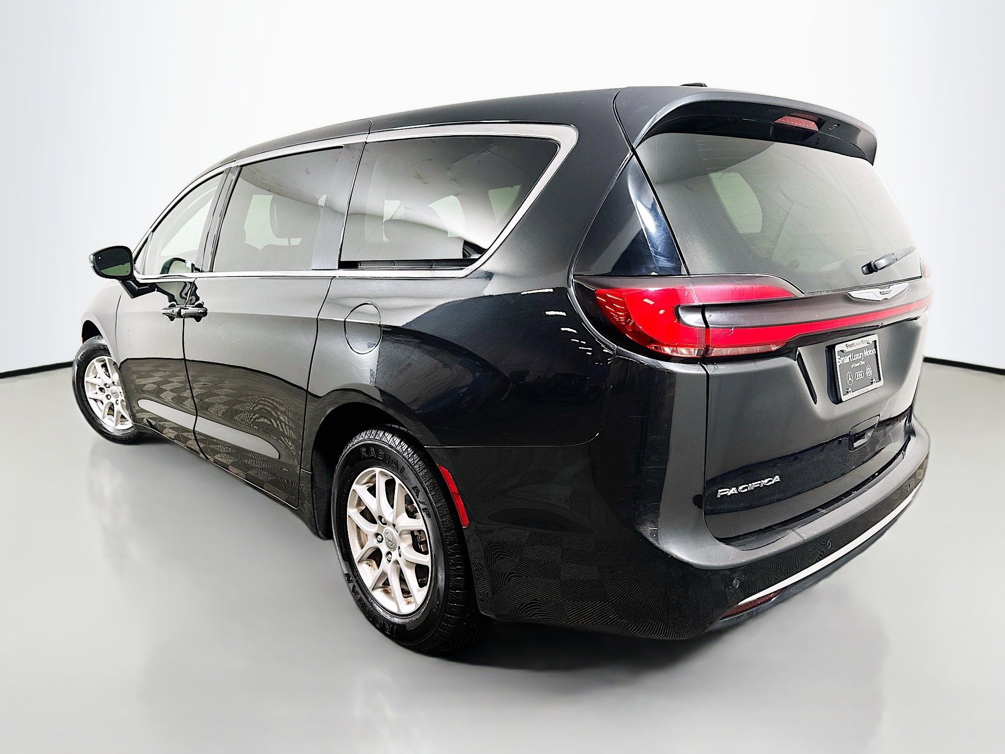 Used 2023 Chrysler Pacifica Touring-L FWD image 5