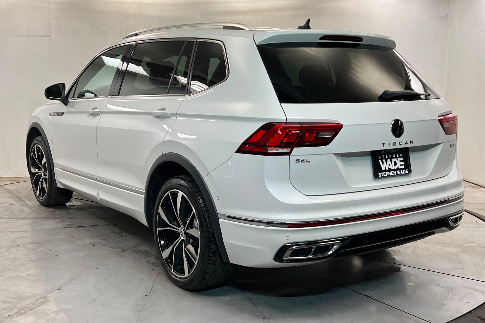 Used 2022 Volkswagen Tiguan SEL R-Line AWD/4WD image 3