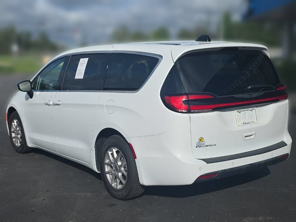 Used 2024 Chrysler Pacifica Touring-L FWD image 3