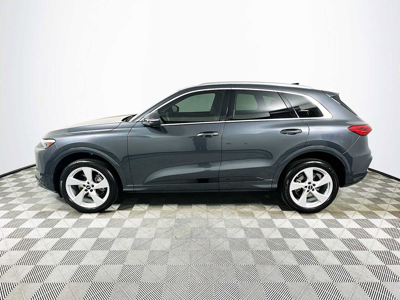 Certified 2025 Audi Q5 Premium Plus w/ Premium Plus AWD/4WD image 4