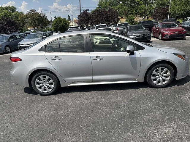 Used 2022 Toyota Corolla LE image 3