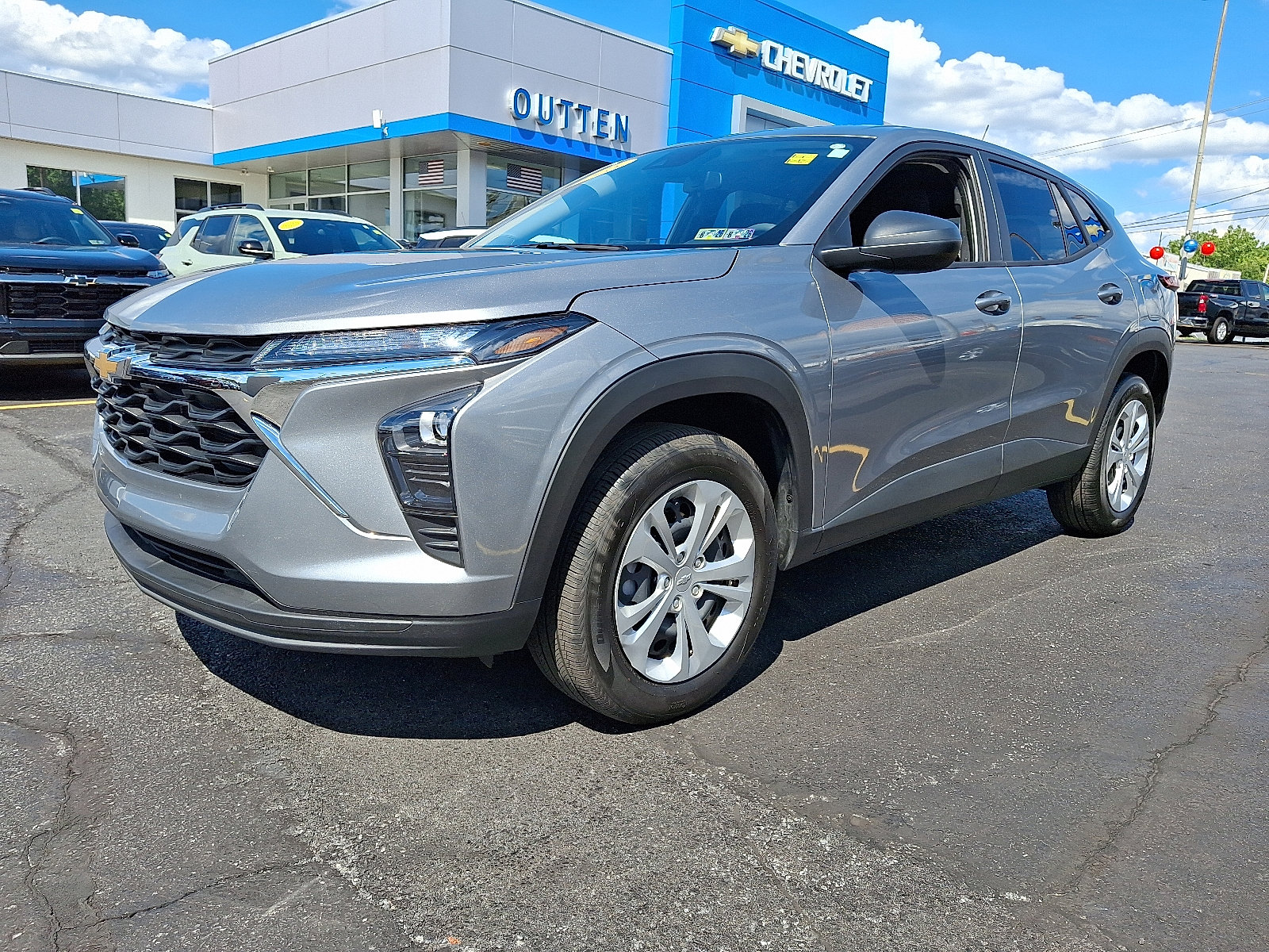 Used 2025 Chevrolet Trax LS image 1