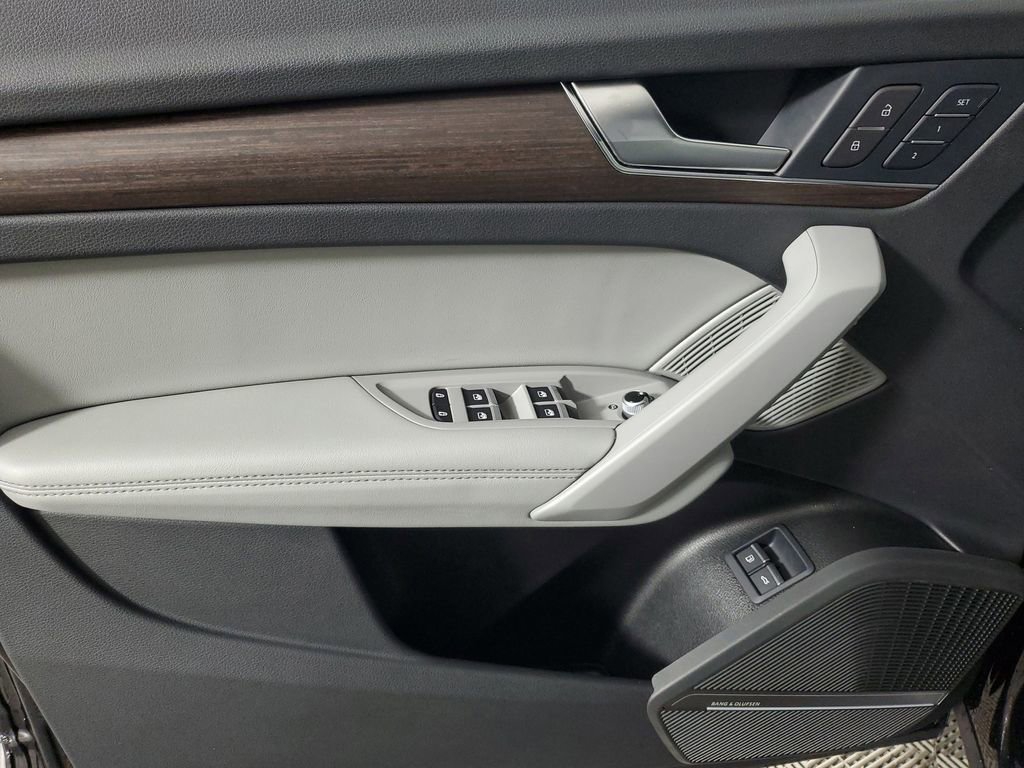 Used 2024 Audi Q5 e Premium Plus w/ Premium Plus Package image 18
