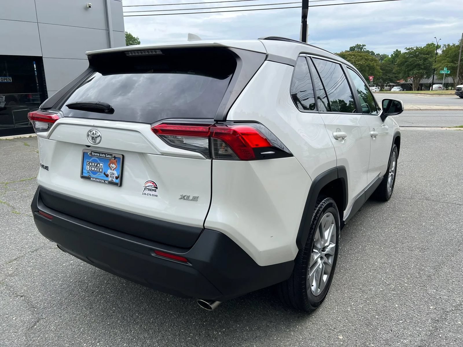 Used 2022 Toyota RAV4 XLE Premium FWD image 4